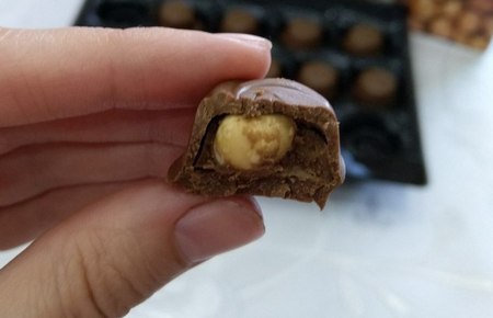 конфетка в руке на сайт
